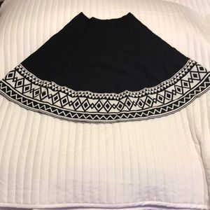 Skirt black and white sz m but runs XS